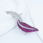 Red and white leaf brooch - Image 2