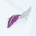 Red and white leaf brooch - Image 3